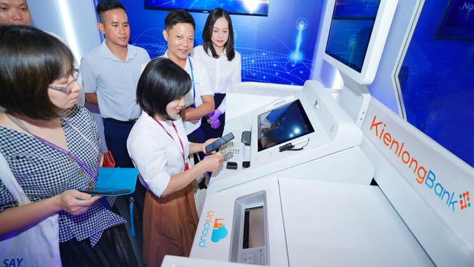 Khách tham quan trải nghiệm tính năng rút tiền liên ngân hàng thông qua ứng dụng Mobile Banking tại máy STM của KienlongBank.
