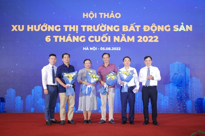 Thay mặt BTC, ông Hà Khắc Minh - Tổng Biên tập Tạp chí Tài chính doanh nghiệp và ông Phạm Xuân Hiếu, Tổng giám đốc Công ty CP Tư vấn Đầu tư Luxe Homes tặng hoa cho các diễn giả