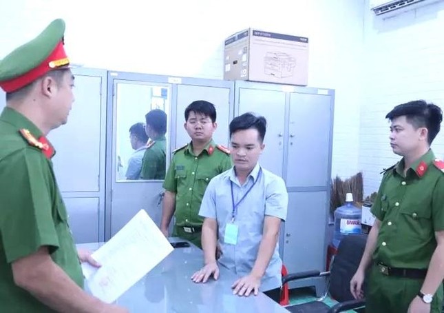 Công an đọc lệnh bắt tạm giam đối với Nguyễn Hữu Thái.