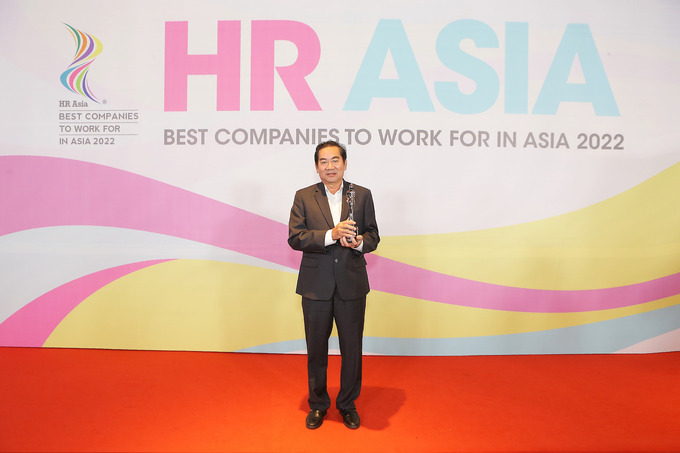 Ông Nguyễn Hữu Thanh - Phó Tổng Giám đốc Công ty Cổ phần Đầu tư và Kinh doanh Golf Long Thành, nhận cúp “Nơi làm việc tốt nhất châu Á” năm 2022.