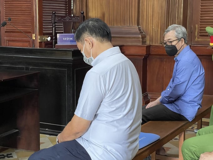 Bị cáo Nguyễn Hữu Cường (bìa phải) tại phiên xét xử.