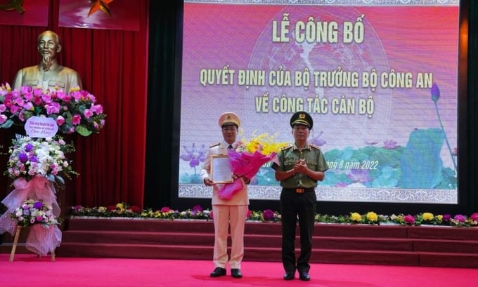 Đại tá Đỗ Thanh Bình nhận quyết định giữ chức vụ Giám đốc Công an tỉnh Hòa Bình.