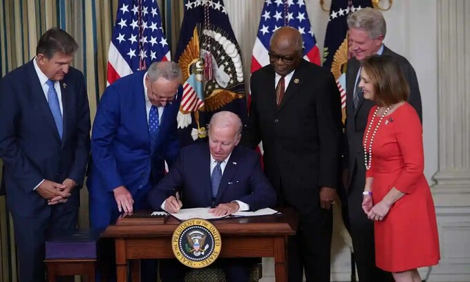 Tổng thống Mỹ Joe Biden ký ban hành Đạo luật Giảm lạm phát, ngày 16/8. (Nguồn: Getty)