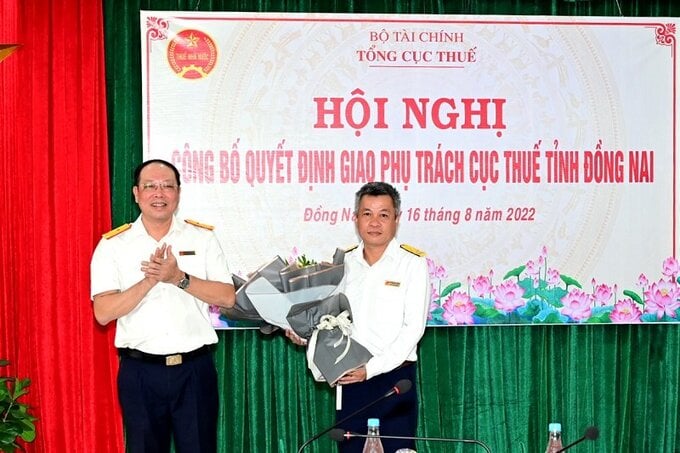 Phó Tổng cục trưởng Vũ Xuân Bách trao quyết định phụ trách Cục Thuế Đồng Nai cho ông Nguyễn Toàn Thắng.