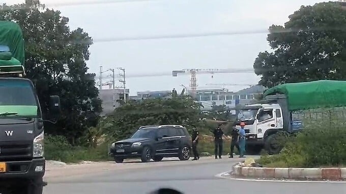 Hải quan tiến hành bắt 04 xe chở phế liệu của Thuận Thành EJS (Ảnh cắt từ clip do người dân cung cấp)