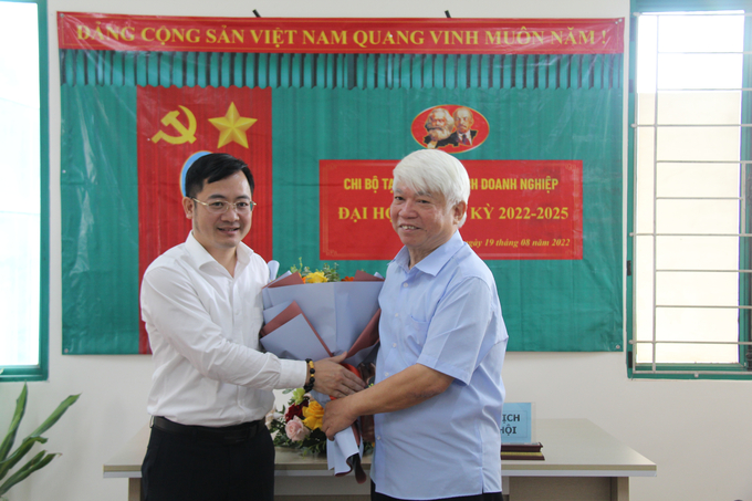 Đại diện Đảng ủy Khối doanh nghiệp quận Hai Bà Trưng tặng hoa chúc mừng đồng chí Hà Khắc Minh được bầu làm Bí thư chi bộ nhiệm kỳ 2022 - 2025