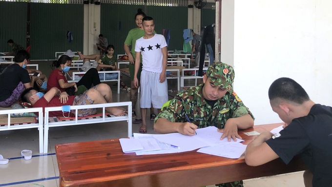Lực lượng biên phòng tỉnh An Giang lấy lời khai 40 người về từ Campuchia.