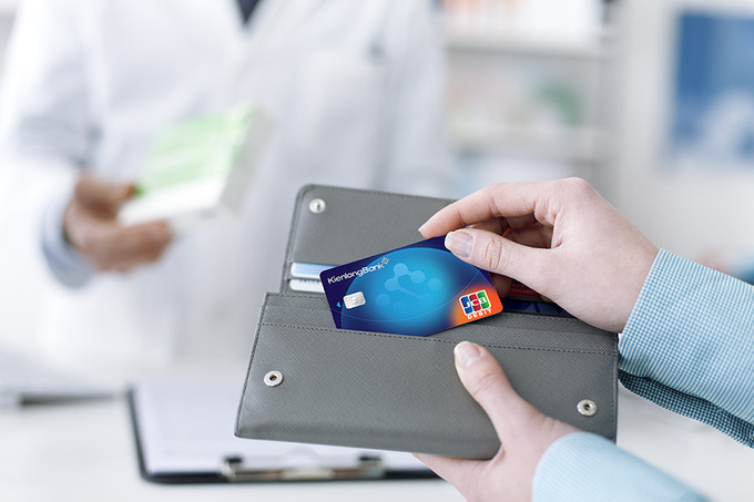 Sử dụng thẻ là một trong những lựa chọn giúp đẩy nhanh hoạt động thanh toán không tiền mặt tại Việt Nam.