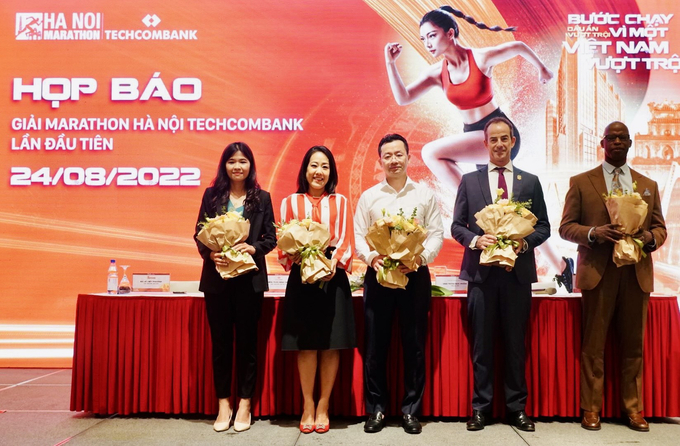 Ban tổ chức trao hoa, cảm ơn Nhà tài trợ cho giải chạy Hà Nội Marathon Techcombank.