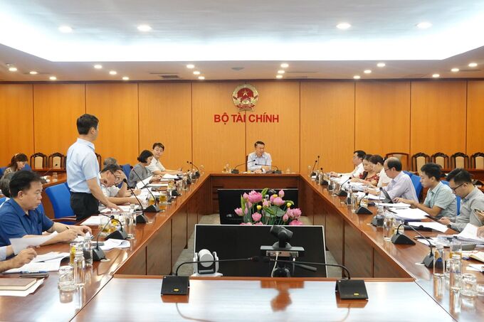 Thứ trưởng Nguyễn Đức Chi chủ trì cuộc họp lấy ý kiến về Dự thảo Nghị định thay thế Nghị định số 04/2019/NĐ-CP về tiêu chuẩn, định mức sử dụng xe ôtô.