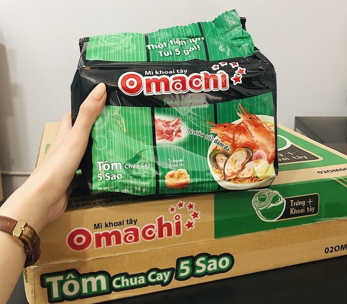 Mì ăn liền hương vị tôm chua cay Omachi.