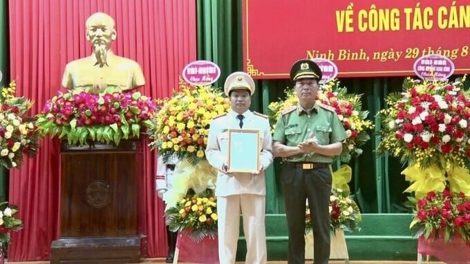 Thượng tướng Trần Quốc Tỏ, Thứ trưởng Bộ Công an, trao quyết định cho Đại tá Đặng Trọng Cường.