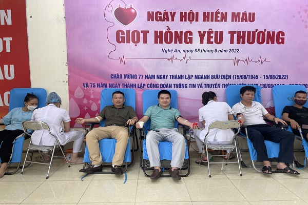 CLB Tennis báo chí Nghệ An trong hoạt động hiến máu tình nguyện.