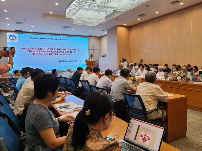 GS.TS Hoàng Văn Cường trình bày tham luận tại Hội thảo