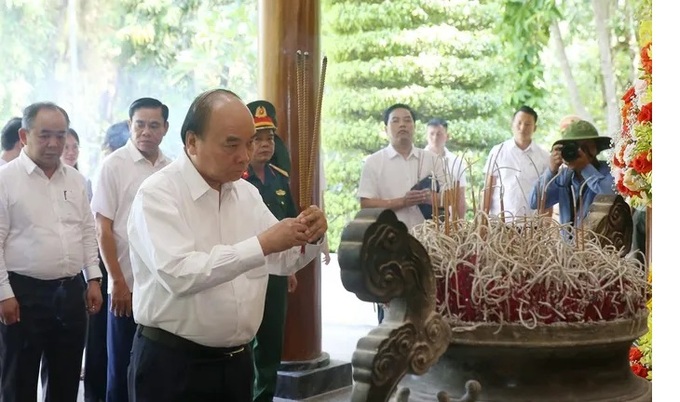 Chủ tịch nước Nguyễn Xuân Phúc dâng hương tưởng niệm tại nhà bia.