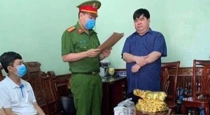 Đọc lệnh bắt giam Nguyễn Đức Hậu để điều tra hành vi mua bán hoá đơn trái quy định.
