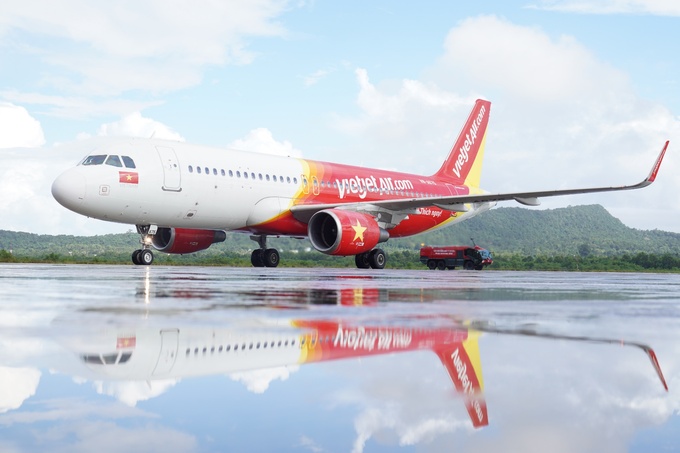 Chuyến bay khai trương đường bay của Vietjet kết nối Phú Quốc với New Delhi, Mumbai (Ấn Độ) được chào đón với nghi thức vòi rồng sáng 9/9 tại sân bay Phú Quốc