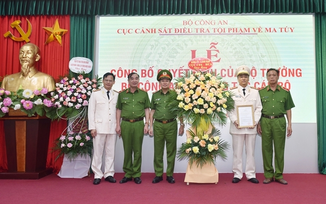 Đảng ủy và lãnh đạo Cục C04 tặng hoa chúc mừng tân 2 Phó Cục trưởng.