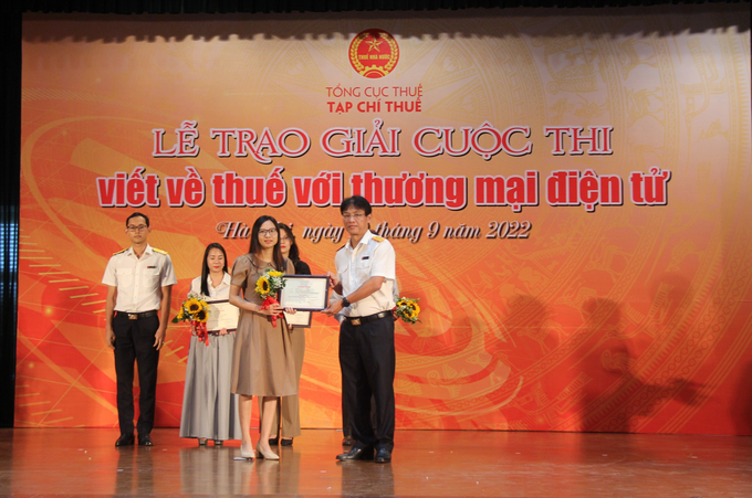Phó Tổng cục trưởng Tổng cục Thuế Đặng Ngọc Minh trao giải C cho tác giả Trần Thị Thanh Phương – Chi hội Nhà báo Tạp chí Tài chính doanh nghiệp