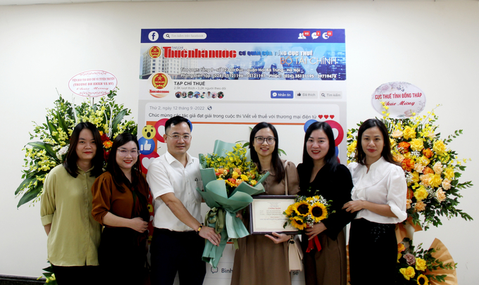 Tổng Biên tập Hà Khắc Minh cùng cán bộ, phóng viên Tạp chí Tài chính doanh nghiệp tặng hoa chúc mừng tác giả đạt giải C