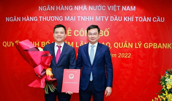 Phó Thống đốc NHNN Phạm Thanh Hà (phải) trao hoa và Quyết định cho ông Phạm Huy Thông, tân Chủ tịch HĐTV GPBank.