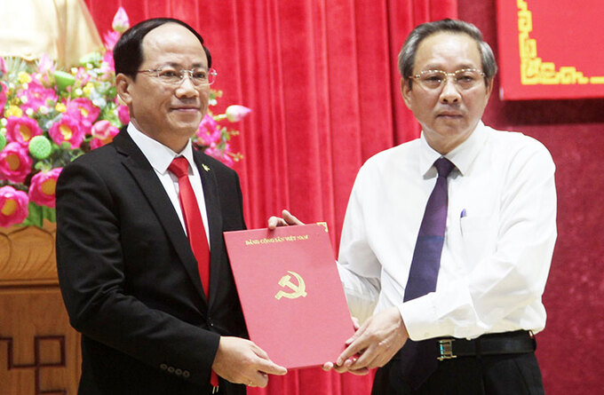 Ông Hoàng Đăng Quang (phải), Ủy viên Trung ương Đảng, Phó trưởng Ban Tổ chức Trung ương trao quyết định cho ông Phạm Anh Tuấn. Ảnh: Báo SGGP