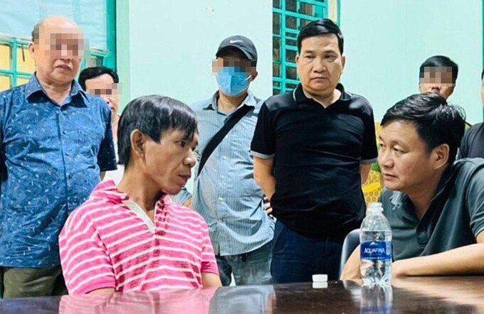 Thiếu tướng Nguyễn Sỹ Quang có mặt khi lấy lời khai của nghi can Dũng. (Ảnh: Pháp luật Tp.HCM).