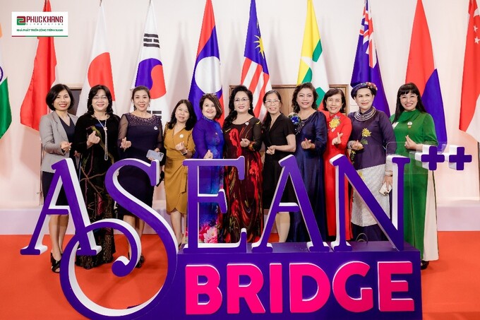 Các khách mời, BTC Hawee cùng chụp ảnh tại “Nhịp cầu ASEAN ++” năm 2022.