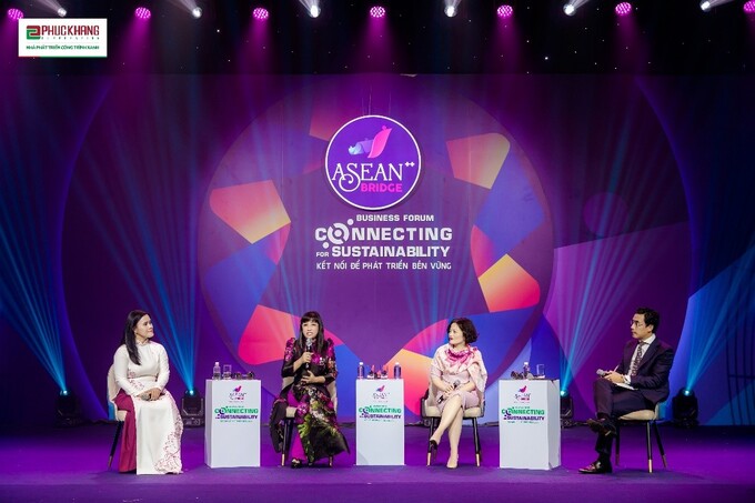 CEO Lưu Thị Thanh Mẫu (áo dài tím) chia sẻ tại Tọa đàm Nhịp cầu ASEAN++ 2022