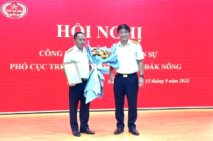 Phó tổng cục trưởng Tổng cục Thuế Đặng Ngọc Minh trao quyết định bổ nhiệm Phó cục trưởng Cục Thuế Đắk Nông cho ông Đinh Vũ Anh.