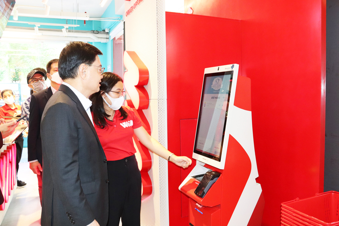 Phó Thủ tướng Singapore Heng Swee Keat trải nghiệm kiosk thanh toán tự động tại khu vực Ozone bên trong cửa hàng WIN