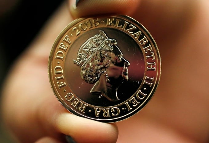 Đồng xu Nữ hoàng Elizabeth II - Những chiếc đồng xu đặc biệt này chứa đựng cả lịch sử, văn hóa và sự tích hợp giữa đế chế Anh và các quốc gia của Khối Thịnh vượng chung. Hãy khám phá thông điệp và giá trị của những chiếc đồng xu này, những chiếc đồng xu được tạo ra bởi những tiểu tiết nhỏ nhặt nhưng làm nên bức tranh lịch sử tuyệt đẹp.