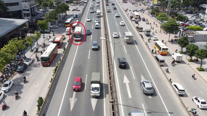 Hình ảnh ô tô khách đi vào làn khẩn cấp trên tuyến đường Vành đai 3 trên cao được camera ghi lại.