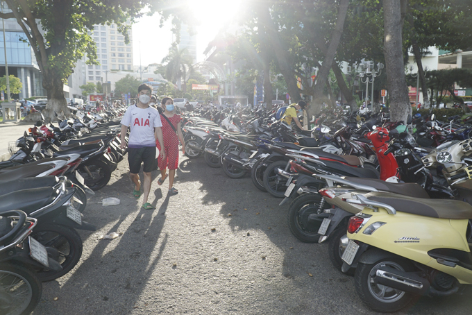 Khánh Hoà: Bãi giữ xe trái phép dọc bờ biển Nha Trang gây thất thu ngân sách nhà nước. Ảnh Báo KH