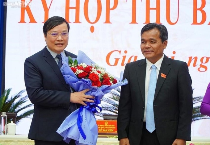 Ông Trương Hải Long (bên trái) được bầu giữ chức Chủ tịch UBND tỉnh Gia Lai.