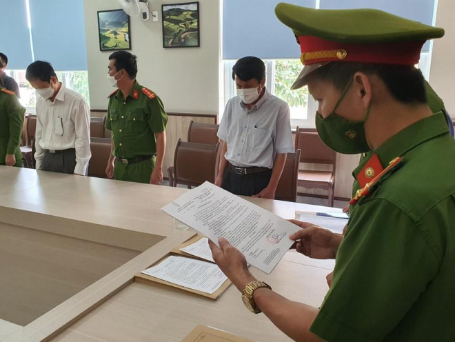 Công an đọc lệnh bắt tạm giam ông Trịnh Quang Trí (áo trắng ngoài cùng bên trái). (Ảnh: Pháp luật Tp.HCM).