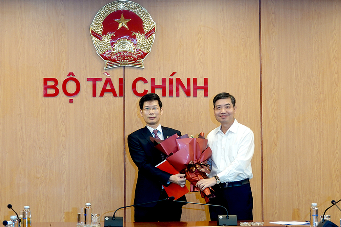 Thứ trưởng Bộ Tài chính Tạ Anh Tuấn trao quyết định điều động ông Nguyễn Minh Tiến, Vụ trưởng Vụ Thi đua khen thưởng đảm nhiệm chức vụ Cục trưởng Cục Quản lý giá.