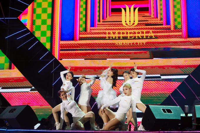Nữ ca sĩ Min xuất hiện xinh đẹp cùng vũ đoàn thể hiện bản “hit” “Trên tình bạn, dưới tình yêu”.