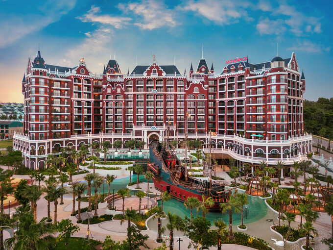 Nova Hospitality đã đưa vào vận hành 11 khách sạn và khu nghỉ dưỡng cao cấp (Trong hình: Movenpick Resort Phan Thiet)