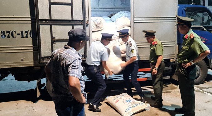 Cơ quan chức năng Nghệ An phát hiện phương tiện vận chuyển 1,8 tấn đường cát nhập lậu.