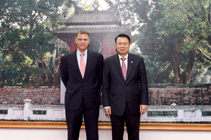 Thứ trưởng Nguyễn Đức Chi làm việc với ông Robert Kaproth, Phó trợ lý Bộ trưởng Bộ Tài chính Hoa Kỳ.