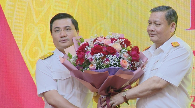 Phó Tổng cục trưởng Tổng Cục Thuế ông Phi Vân Tuấn tặng hoa chúc mừng ông Nguyễn Đình Đức được giao Quyền Cục trưởng Cục Thuế tỉnh Nghệ An.