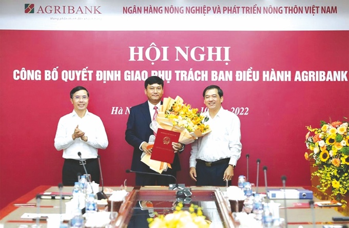 Ông Phạm Toàn Vượng (đứng giữa) nhận Quyết định phụ trách Ban điều hành Agribank (Ảnh: Thời báo ngân hàng).