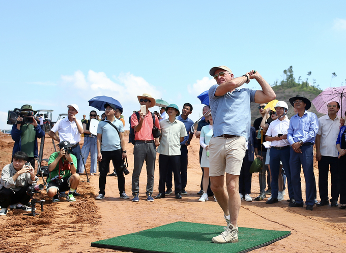 Huyền thoại Greg Norman thực hiện cú swing đầu tiên tại sân golf Văn Lang Empire.