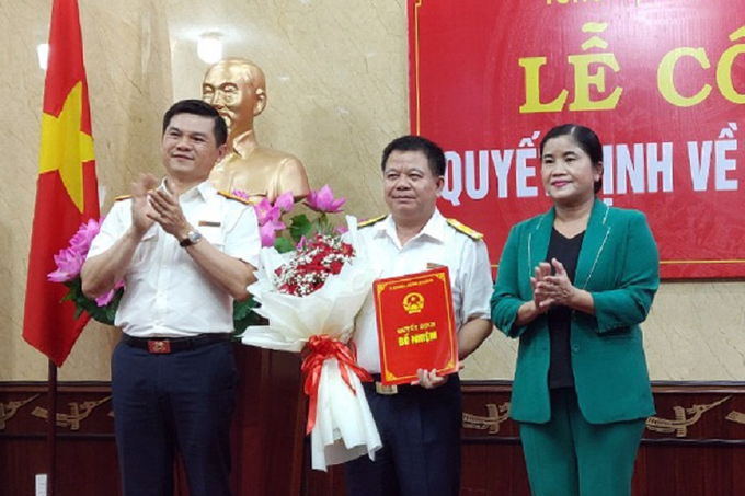 Phó Tổng cục trưởng Vũ Chí Hùng và Phó Bí thư Tỉnh ủy, Chủ tịch UBND tỉnh Trần Tuệ Hiền chúc mừng ông Trần Văn Hướng.