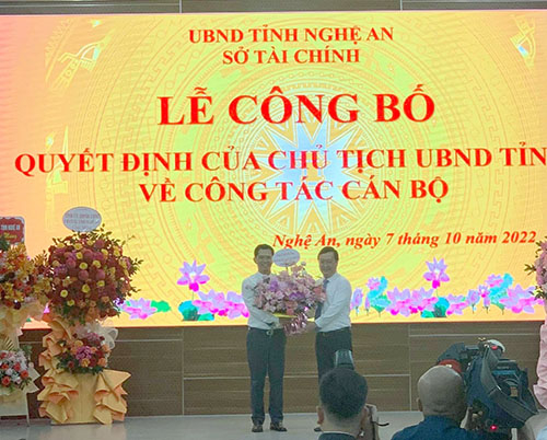 Chủ tịch UBND tỉnh Nghệ An Nguyễn Đức Trung tặng hoa chúc mừng tân Giám đốc Sở Tài chính Nghệ An Trịnh Thanh Hải.