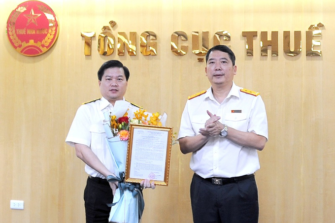 Tổng cục trưởng Tổng cục Thuế Cao Anh Tuấn trao quyết định bổ nhiệm ông Dương Văn Hùng, quyền Vụ trưởng Vụ Tổ chức cán bộ giữ chức Vụ trưởng Vụ Tổ chức cán bộ.