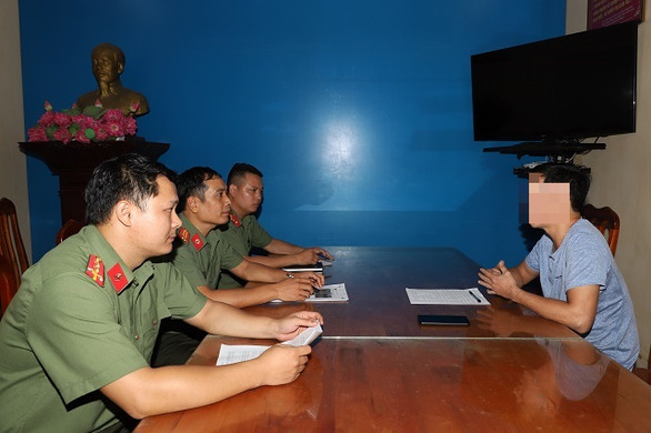 Lực lượng chức năng làm việc với đối tượng Nguyễn Kiên Quyết. (Ảnh: CA)