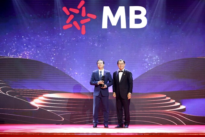 Ông Phan Quốc Lịch – Giám đốc vùng SME MB đại diện nhận giải.