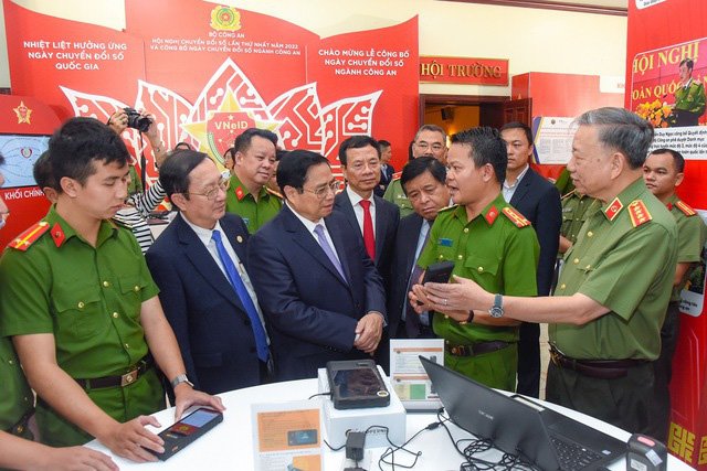 Thủ tướng Phạm Minh Chính và lãnh đạo các bộ, ngành tham quan gian trưng bày chuyển đổi số của Bộ Công an